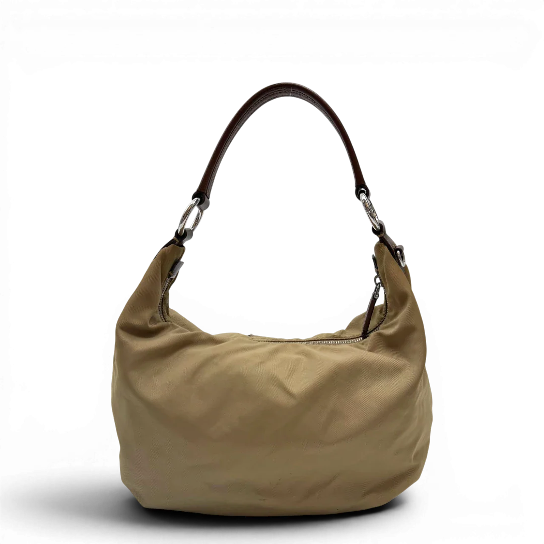 https://cdn.shopify.com/s/files/1/0564/9376/8855/files/Prada_Schultertasche_Hobo_Croissant_aus_Nylon_beige_vintage7734.webp?v=1780487479