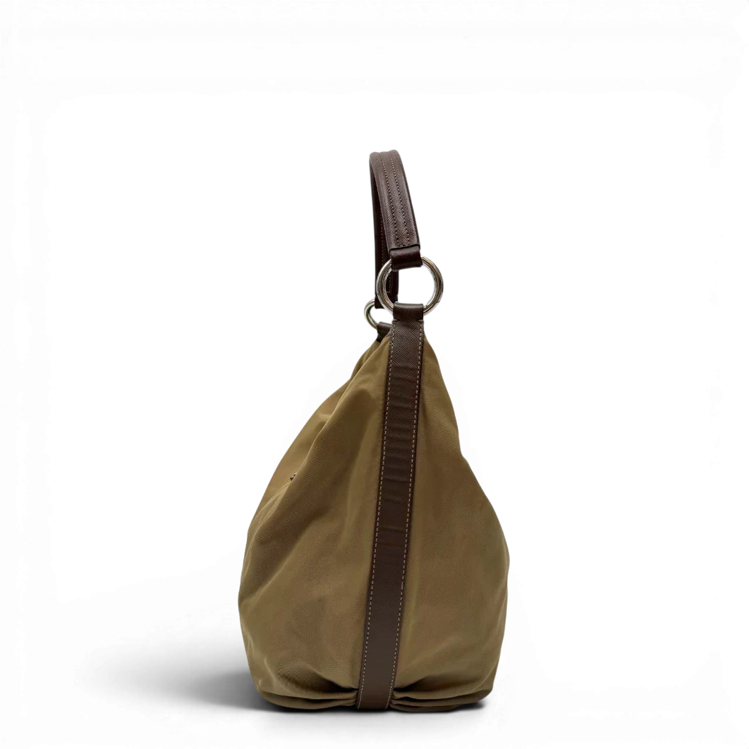 https://cdn.shopify.com/s/files/1/0564/9376/8855/files/Prada_Schultertasche_Hobo_Croissant_aus_Nylon_beige_vintage7735.webp?v=1780487479