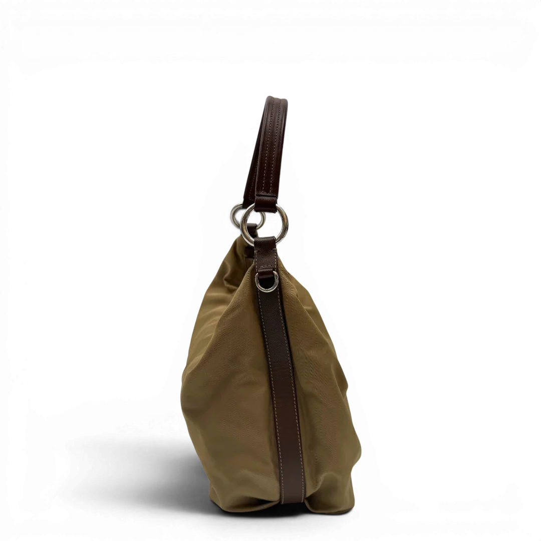 https://cdn.shopify.com/s/files/1/0564/9376/8855/files/Prada_Schultertasche_Hobo_Croissant_aus_Nylon_beige_vintage7736.webp?v=1780487479