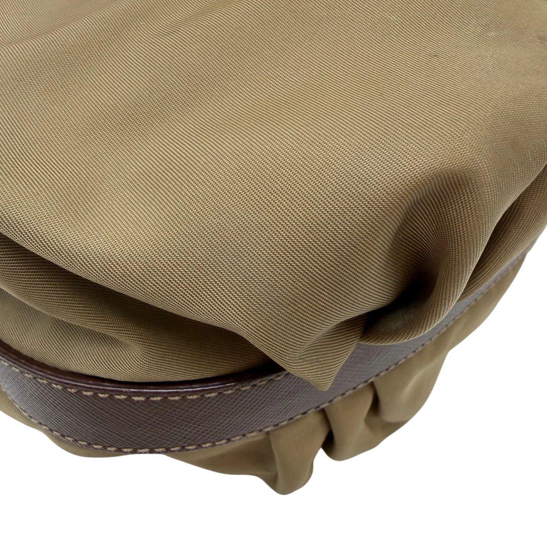 https://cdn.shopify.com/s/files/1/0564/9376/8855/files/Prada_Schultertasche_Hobo_Croissant_aus_Nylon_beige_vintage7738.webp?v=1780487479