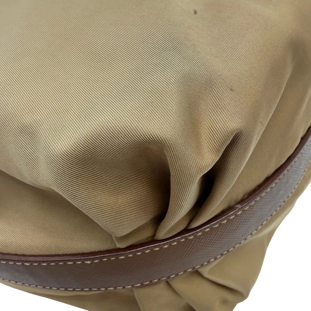 https://cdn.shopify.com/s/files/1/0564/9376/8855/files/Prada_Schultertasche_Hobo_Croissant_aus_Nylon_beige_vintage7741.webp?v=1780487479