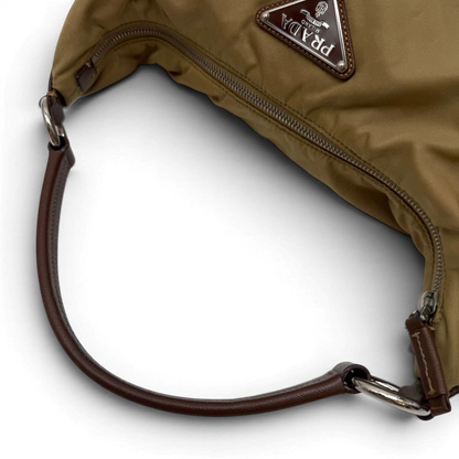 https://cdn.shopify.com/s/files/1/0564/9376/8855/files/Prada_Schultertasche_Hobo_Croissant_aus_Nylon_beige_vintage7742.webp?v=1780487479