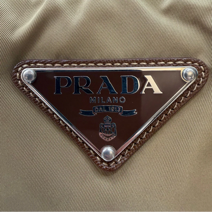 https://cdn.shopify.com/s/files/1/0564/9376/8855/files/Prada_Schultertasche_Hobo_Croissant_aus_Nylon_beige_vintage7744.webp?v=1780487480