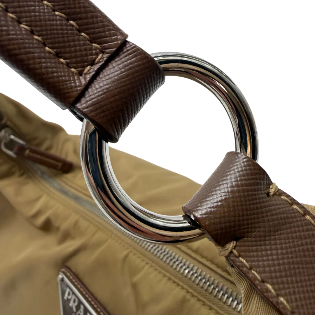 https://cdn.shopify.com/s/files/1/0564/9376/8855/files/Prada_Schultertasche_Hobo_Croissant_aus_Nylon_beige_vintage7745.webp?v=1780487479