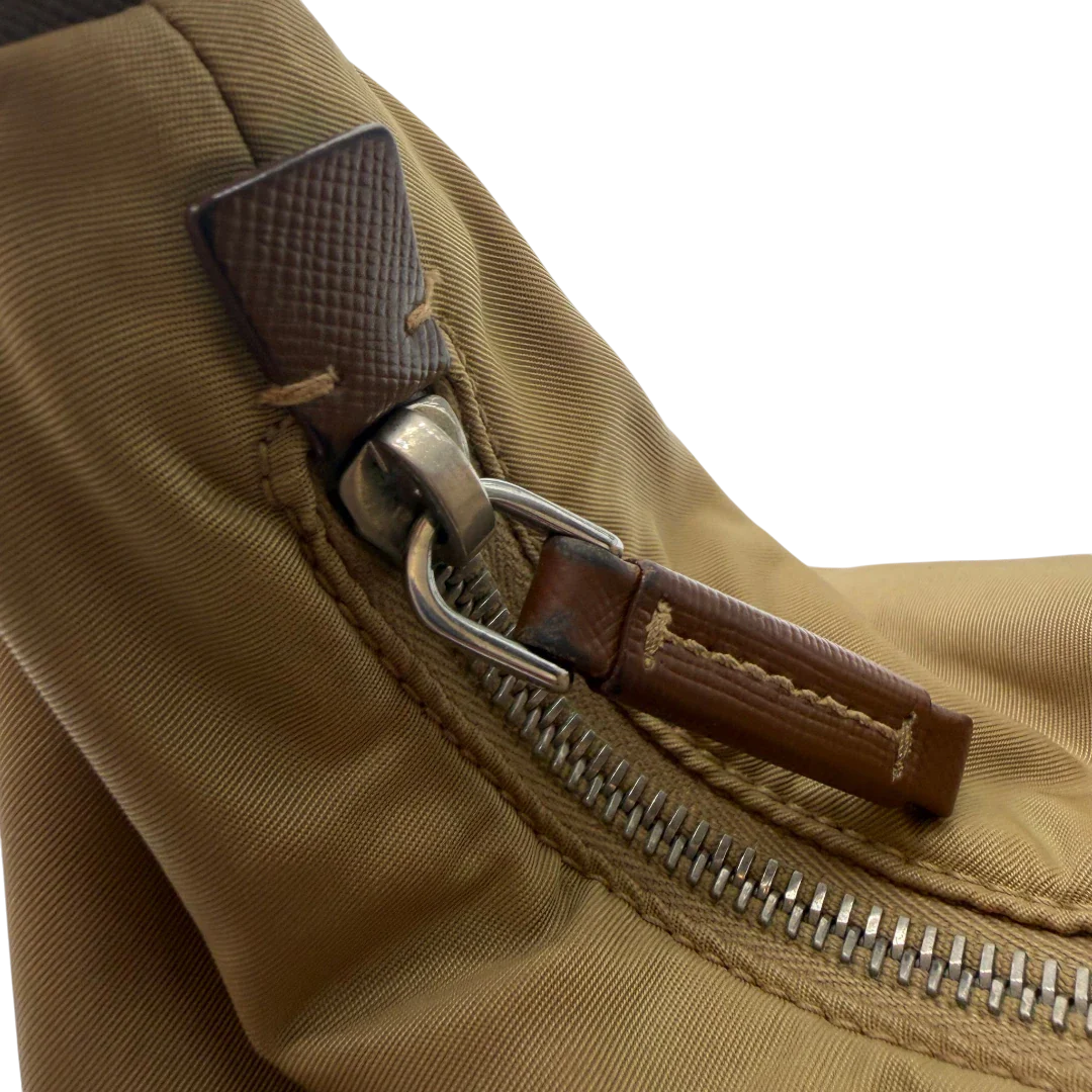 https://cdn.shopify.com/s/files/1/0564/9376/8855/files/Prada_Schultertasche_Hobo_Croissant_aus_Nylon_beige_vintage7746.webp?v=1780487479