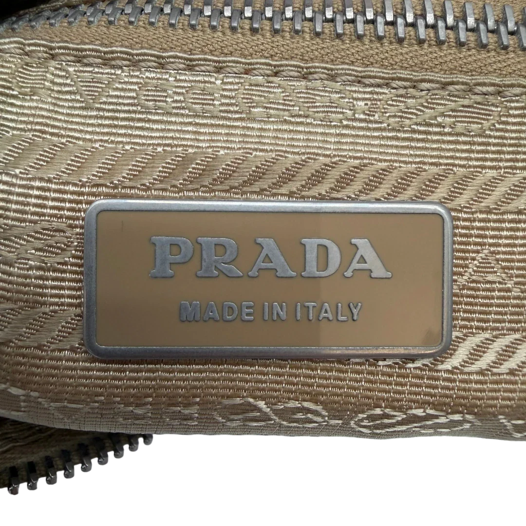 https://cdn.shopify.com/s/files/1/0564/9376/8855/files/Prada_Schultertasche_Hobo_Croissant_aus_Nylon_beige_vintage7748.webp?v=1780487479