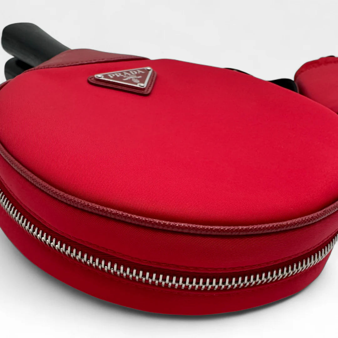 https://cdn.shopify.com/s/files/1/0564/9376/8855/files/Prada_Tischtennisschlager_mit_Umhangetasche_und_Ballen5090.webp?v=1761263712
