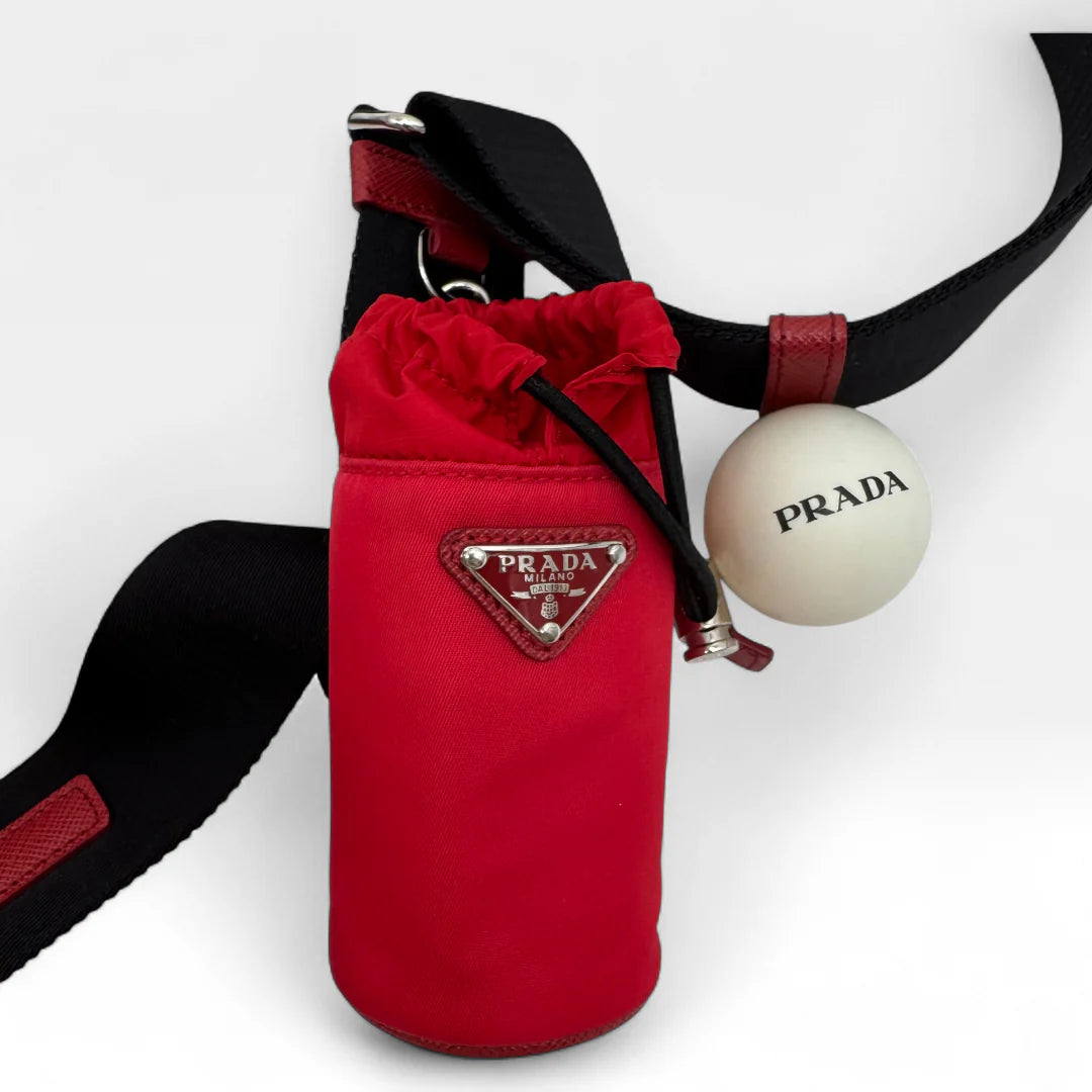 https://cdn.shopify.com/s/files/1/0564/9376/8855/files/Prada_Tischtennisschlager_mit_Umhangetasche_und_Ballen5094.webp?v=1761263712