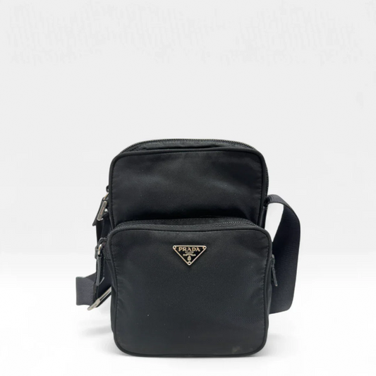 https://cdn.shopify.com/s/files/1/0564/9376/8855/files/Prada_Umhaengetasche_mit_extra_Fach_aus_Nylon_schwarz_second_hand_designer_crossbody0668.webp?v=1752142596
