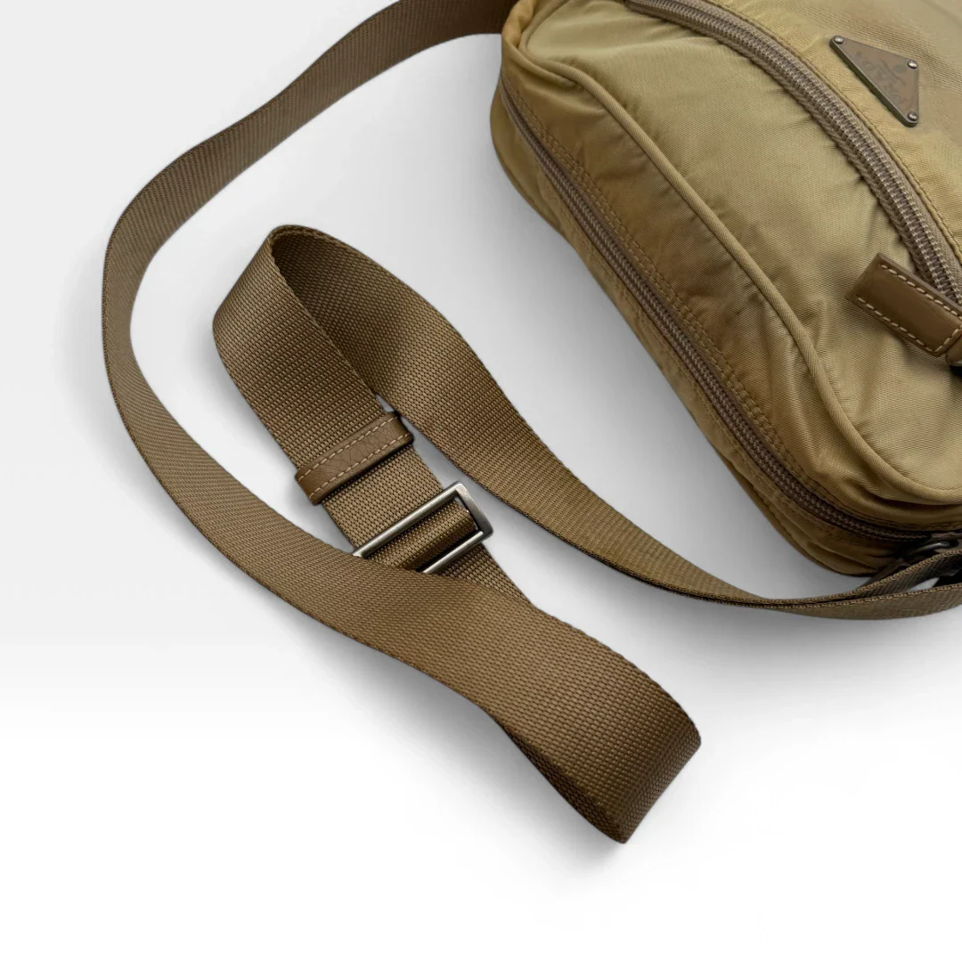 https://cdn.shopify.com/s/files/1/0564/9376/8855/files/Prada_Umhaengetasche_rechteckig_klein_aus_Nylon_beige_vintage_luxury_GG_crossbody1557.webp?v=1752696065
