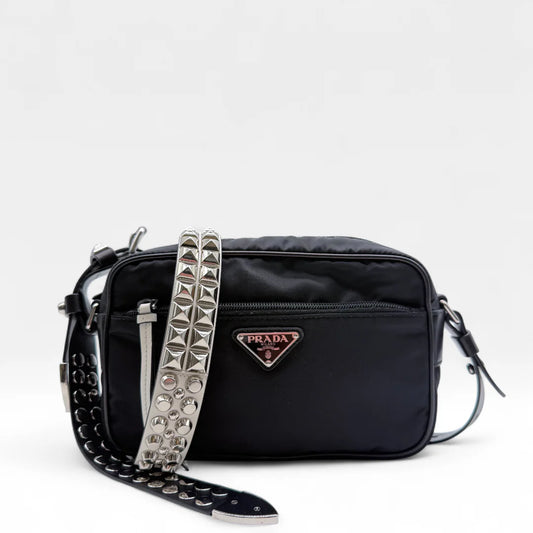 https://cdn.shopify.com/s/files/1/0564/9376/8855/files/Prada_Umhangetasche_AW18_mit_Nieten_aus_Nylon_schwarz_vintage_crossbody0325.webp?v=1760051567