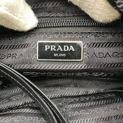 https://cdn.shopify.com/s/files/1/0564/9376/8855/files/Prada_Umhangetasche_AW18_mit_Nieten_aus_Nylon_schwarz_vintage_crossbody8185.webp?v=1758632969
