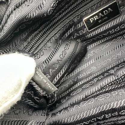 https://cdn.shopify.com/s/files/1/0564/9376/8855/files/Prada_Umhangetasche_AW18_mit_Nieten_aus_Nylon_schwarz_vintage_crossbody8186.webp?v=1758632969