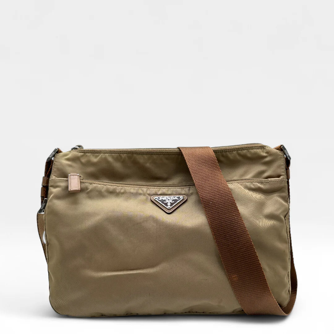 https://cdn.shopify.com/s/files/1/0564/9376/8855/files/Prada_Umhangetasche_Beutelform_aus_Nylon_beige_vintage_crossbody89532.webp?v=1760006360