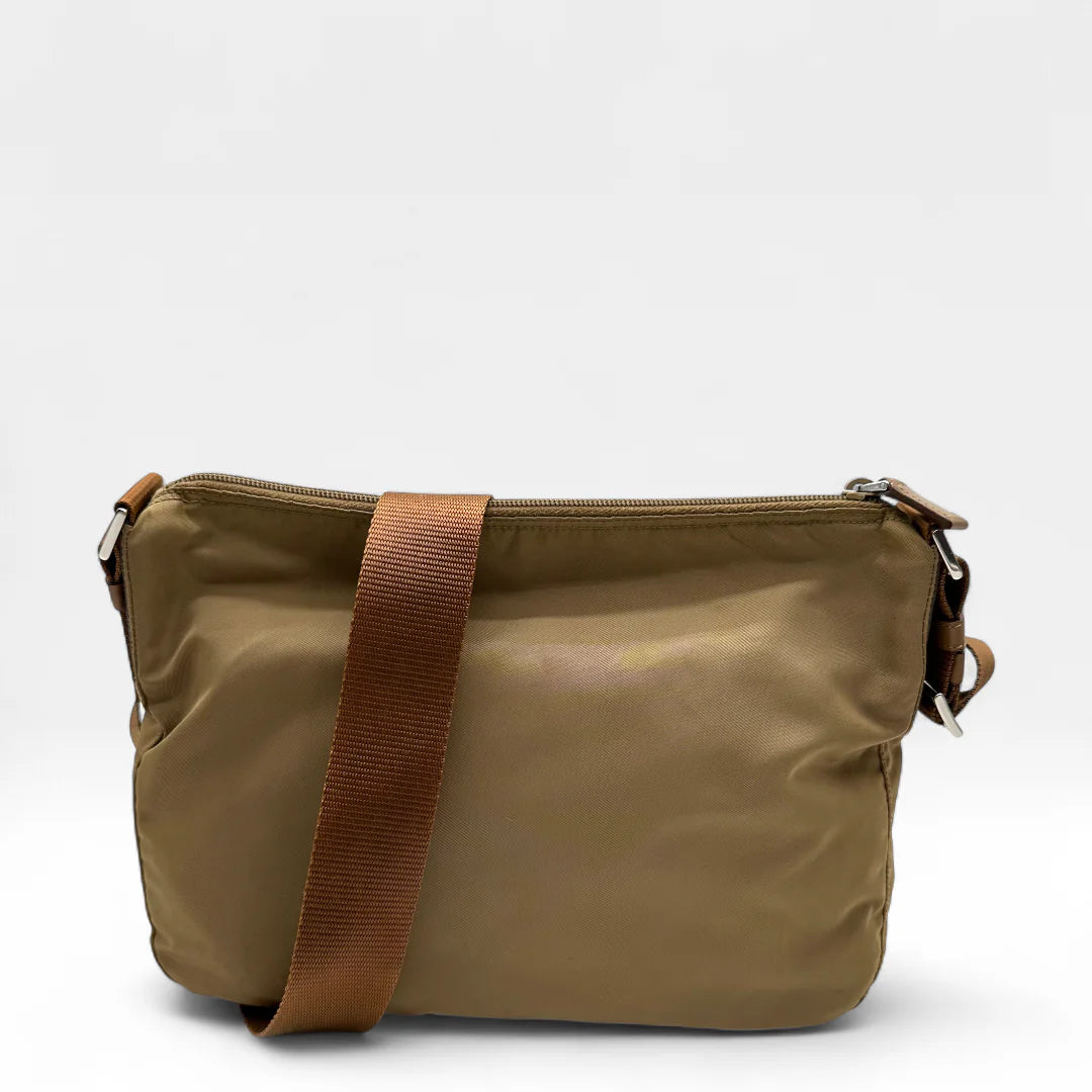 https://cdn.shopify.com/s/files/1/0564/9376/8855/files/Prada_Umhangetasche_Beutelform_aus_Nylon_beige_vintage_crossbody89562.webp?v=1760006320