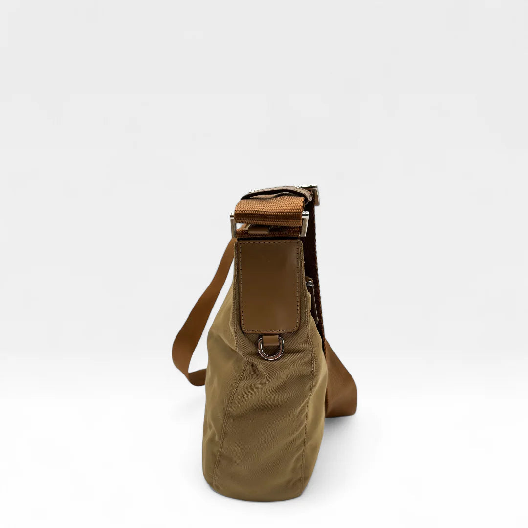 https://cdn.shopify.com/s/files/1/0564/9376/8855/files/Prada_Umhangetasche_Beutelform_aus_Nylon_beige_vintage_crossbody89572.webp?v=1760006320