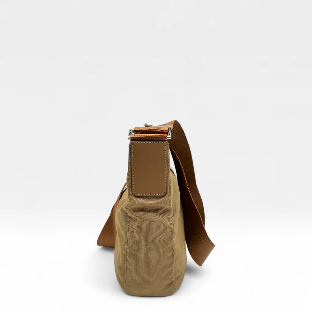 https://cdn.shopify.com/s/files/1/0564/9376/8855/files/Prada_Umhangetasche_Beutelform_aus_Nylon_beige_vintage_crossbody8958.webp?v=1760006319