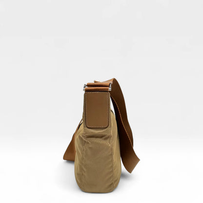 https://cdn.shopify.com/s/files/1/0564/9376/8855/files/Prada_Umhangetasche_Beutelform_aus_Nylon_beige_vintage_crossbody8958.webp?v=1760006319