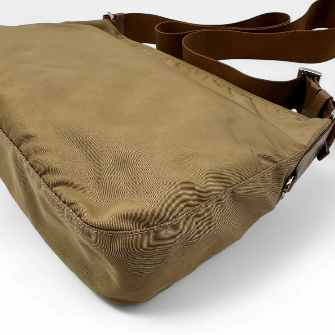 https://cdn.shopify.com/s/files/1/0564/9376/8855/files/Prada_Umhangetasche_Beutelform_aus_Nylon_beige_vintage_crossbody89622.webp?v=1760006320