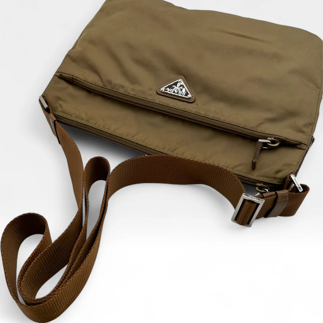 https://cdn.shopify.com/s/files/1/0564/9376/8855/files/Prada_Umhangetasche_Beutelform_aus_Nylon_beige_vintage_crossbody89642.webp?v=1760006320