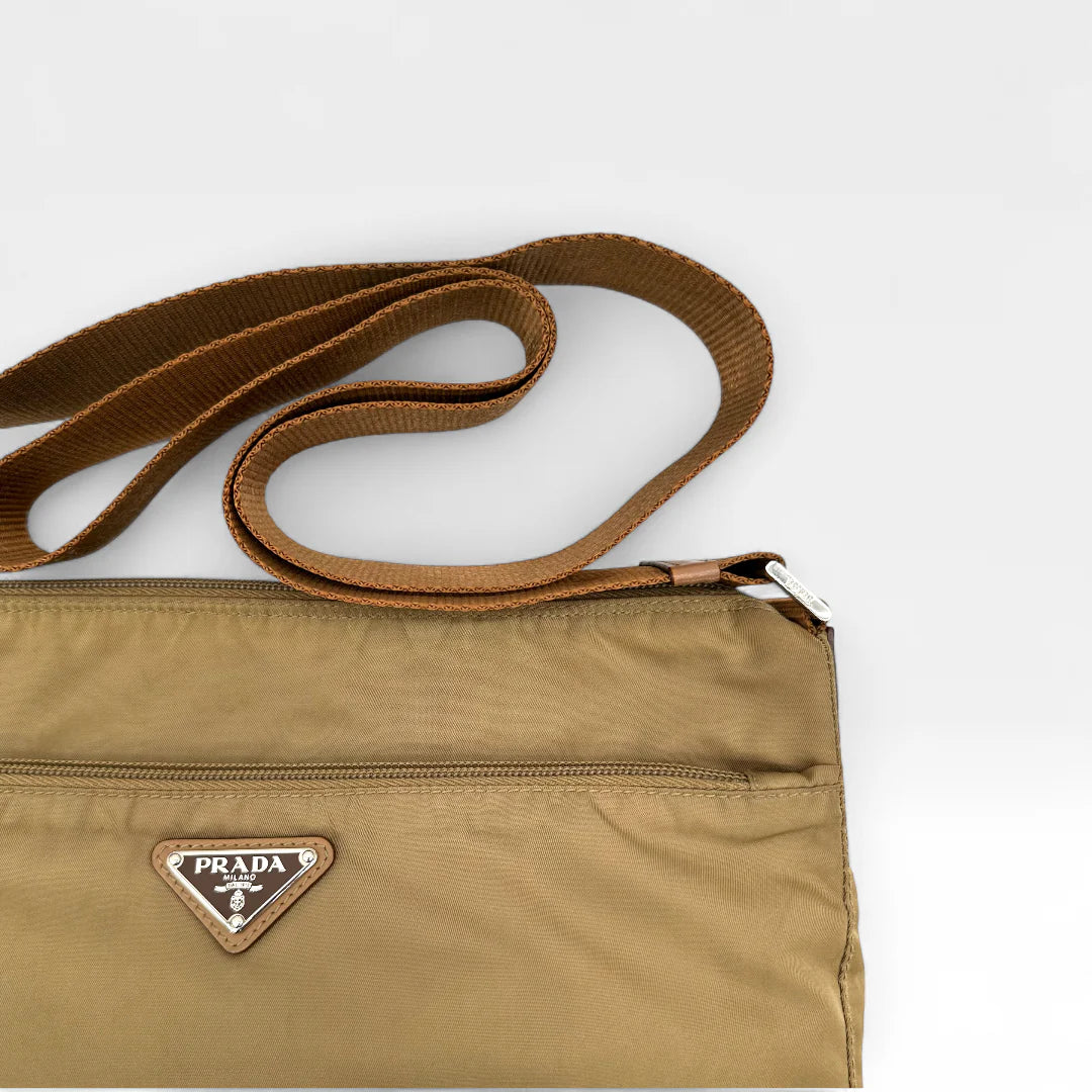 https://cdn.shopify.com/s/files/1/0564/9376/8855/files/Prada_Umhangetasche_Beutelform_aus_Nylon_beige_vintage_crossbody89652.webp?v=1760006319