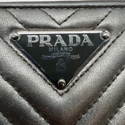 https://cdn.shopify.com/s/files/1/0564/9376/8855/files/Prada_Umhangetasche_Chain_mit_gestepptem_Leder_silber_vintage_crossbody8172.webp?v=1759394751