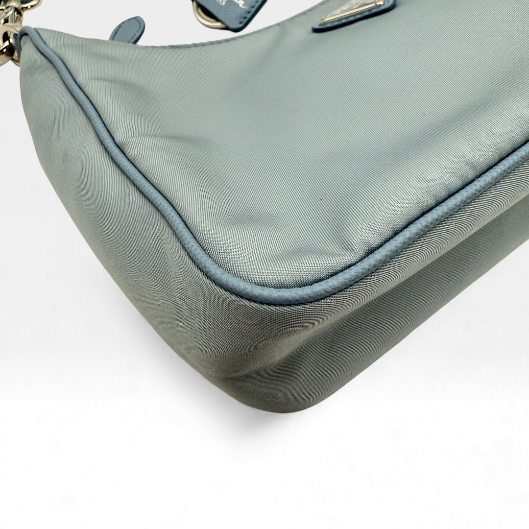 https://cdn.shopify.com/s/files/1/0564/9376/8855/files/Prada_Umhangetasche_Tessuto_Re-Nylon_2005_hellblau_crossbody_5833.webp?v=1765453661