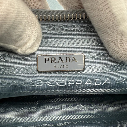 https://cdn.shopify.com/s/files/1/0564/9376/8855/files/Prada_Umhangetasche_Tessuto_Re-Nylon_2005_hellblau_crossbody_5839.webp?v=1765453661