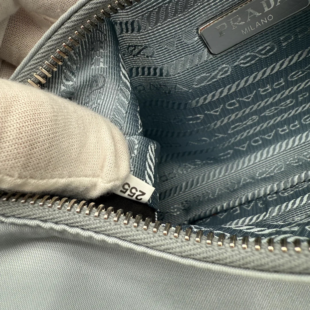 https://cdn.shopify.com/s/files/1/0564/9376/8855/files/Prada_Umhangetasche_Tessuto_Re-Nylon_2005_hellblau_crossbody_5842.webp?v=1765453661