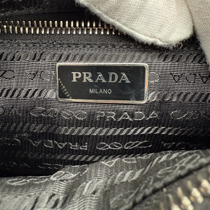https://cdn.shopify.com/s/files/1/0564/9376/8855/files/Prada_Umhangetasche_Tessuto_Stepp_aus_Nylon_schwarz_vintage_crossbody_5823.webp?v=1765452268