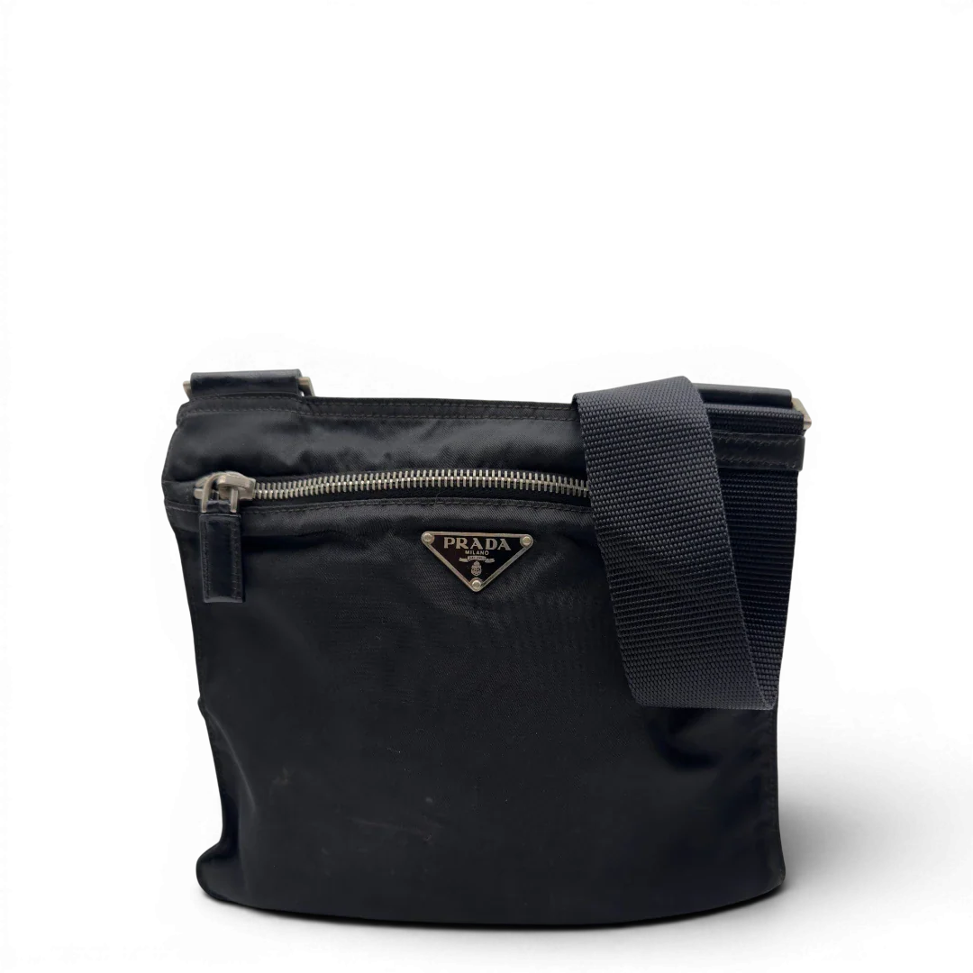 https://cdn.shopify.com/s/files/1/0564/9376/8855/files/Prada_Umhangetasche_basic_aus_Nylon_schwarz_1.webp?v=1782386018