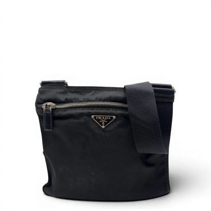 https://cdn.shopify.com/s/files/1/0564/9376/8855/files/Prada_Umhangetasche_basic_aus_Nylon_schwarz_1.webp?v=1782386018