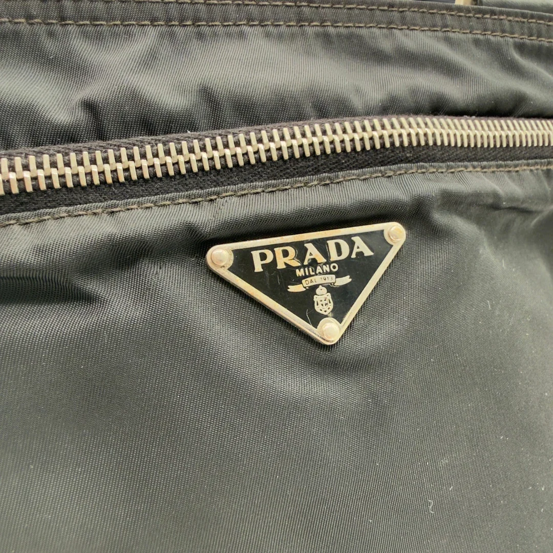 https://cdn.shopify.com/s/files/1/0564/9376/8855/files/Prada_Umhangetasche_basic_aus_Nylon_schwarz_10.webp?v=1782386019