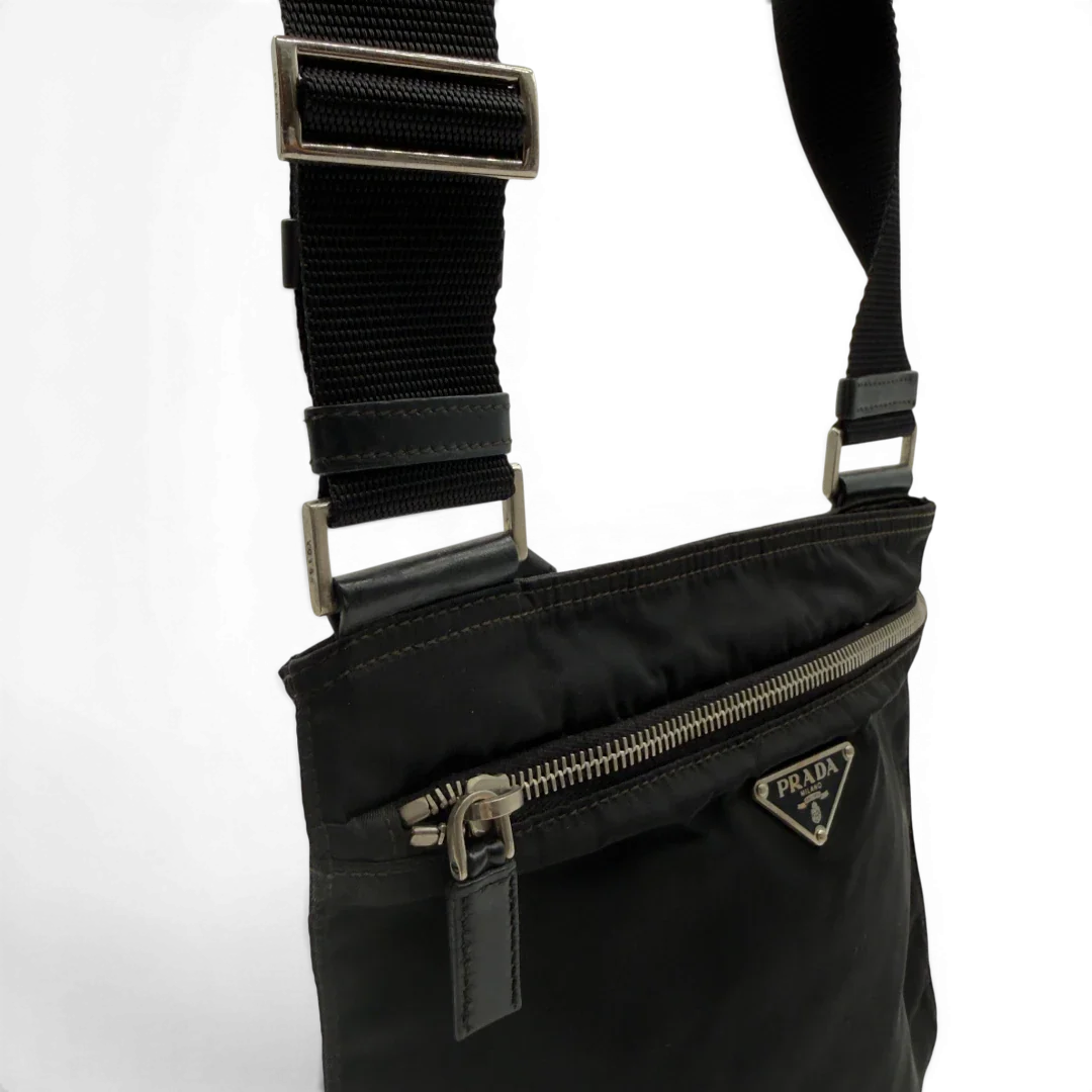 https://cdn.shopify.com/s/files/1/0564/9376/8855/files/Prada_Umhangetasche_basic_aus_Nylon_schwarz_11.webp?v=1782386018
