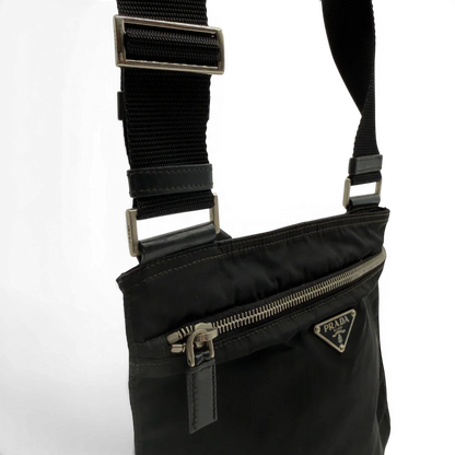 https://cdn.shopify.com/s/files/1/0564/9376/8855/files/Prada_Umhangetasche_basic_aus_Nylon_schwarz_11.webp?v=1782386018