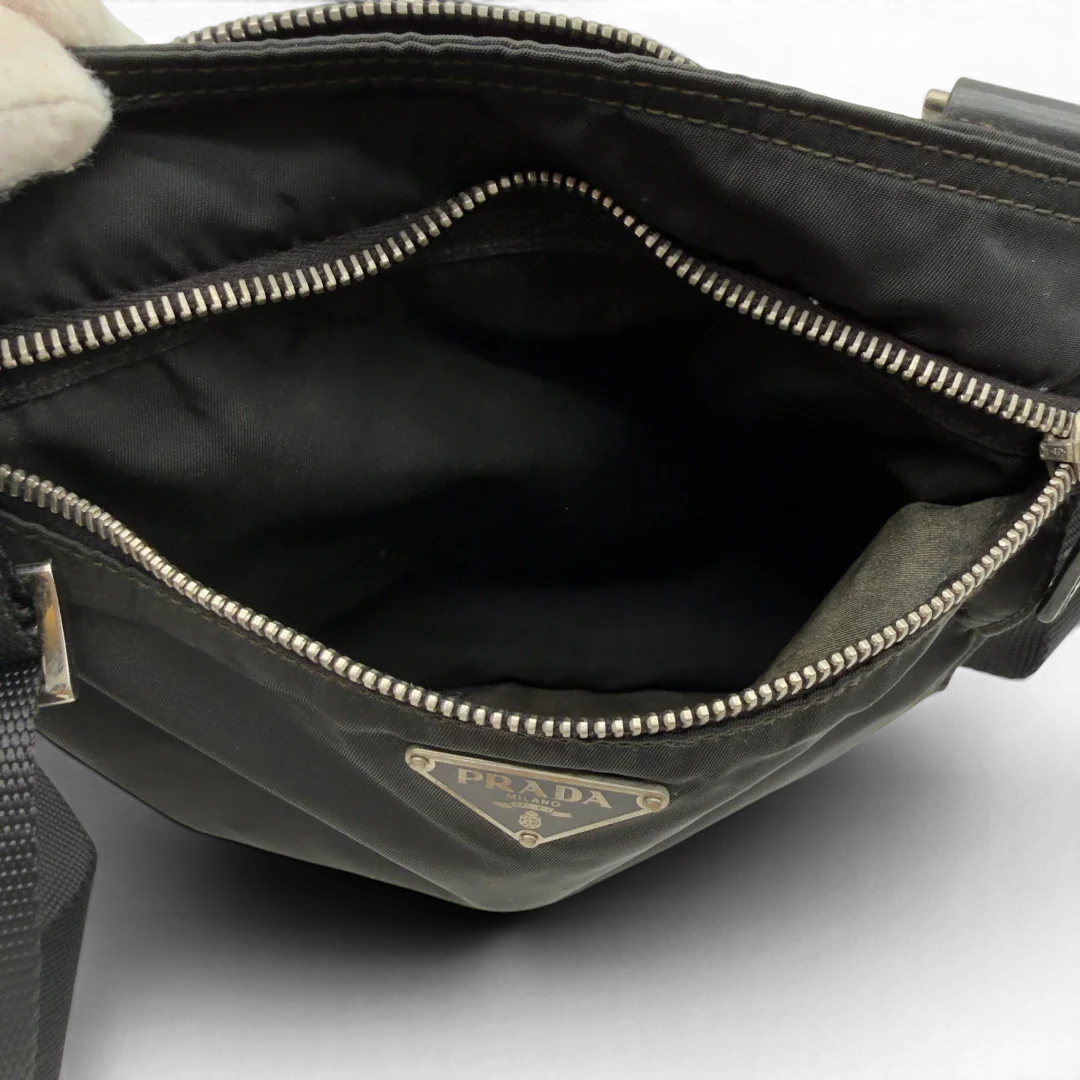https://cdn.shopify.com/s/files/1/0564/9376/8855/files/Prada_Umhangetasche_basic_aus_Nylon_schwarz_15.webp?v=1782386018