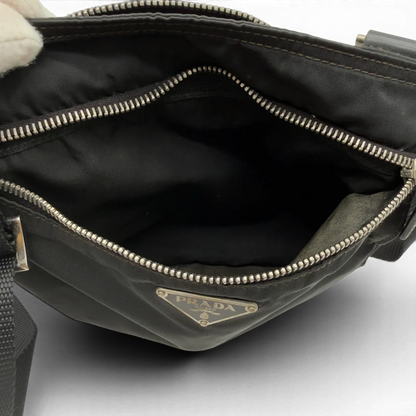 https://cdn.shopify.com/s/files/1/0564/9376/8855/files/Prada_Umhangetasche_basic_aus_Nylon_schwarz_15.webp?v=1782386018