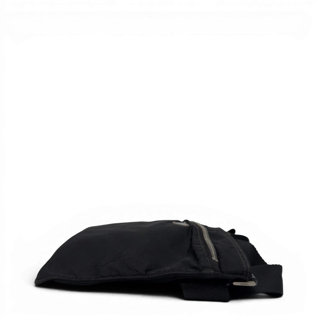https://cdn.shopify.com/s/files/1/0564/9376/8855/files/Prada_Umhangetasche_basic_aus_Nylon_schwarz_3.webp?v=1782386017