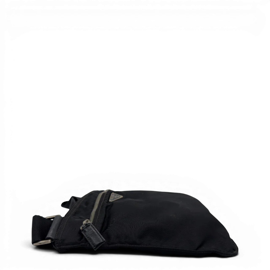 https://cdn.shopify.com/s/files/1/0564/9376/8855/files/Prada_Umhangetasche_basic_aus_Nylon_schwarz_4.webp?v=1782386018