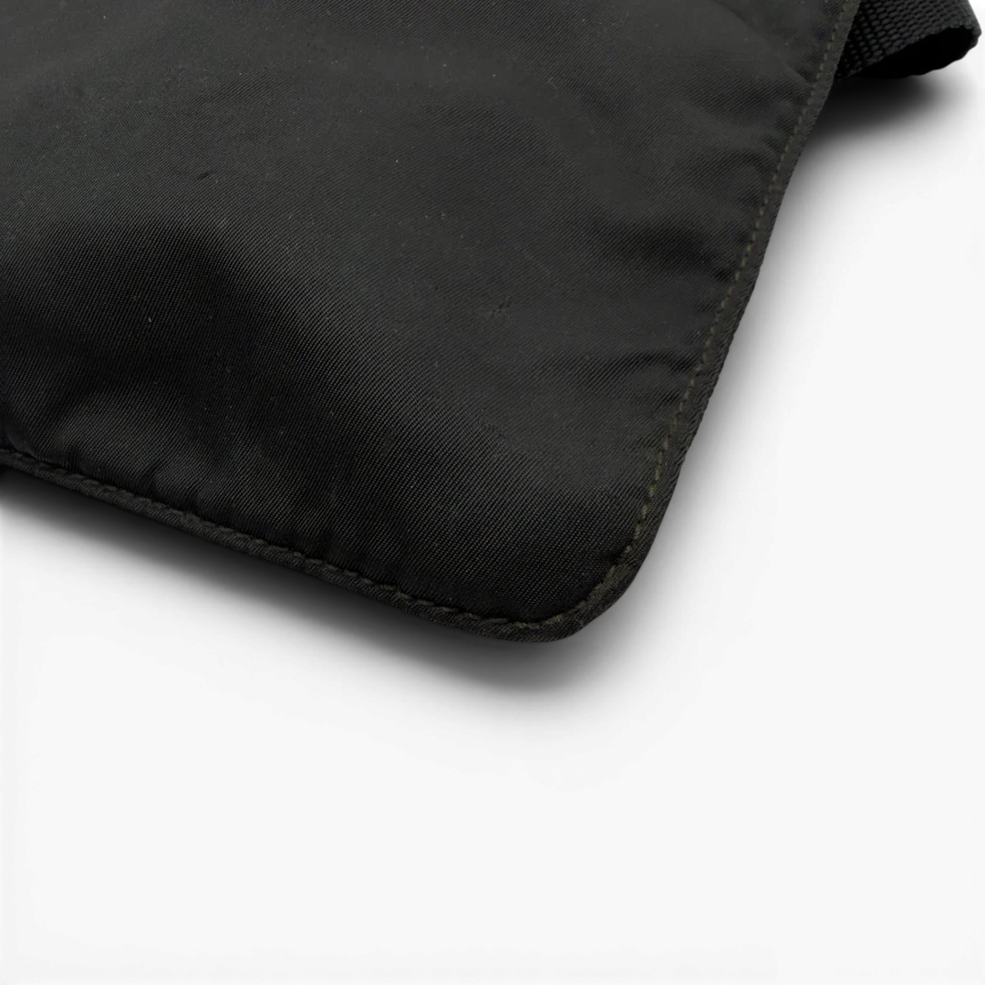 https://cdn.shopify.com/s/files/1/0564/9376/8855/files/Prada_Umhangetasche_basic_aus_Nylon_schwarz_5.webp?v=1782386018