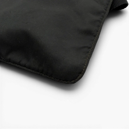 https://cdn.shopify.com/s/files/1/0564/9376/8855/files/Prada_Umhangetasche_basic_aus_Nylon_schwarz_5.webp?v=1782386018