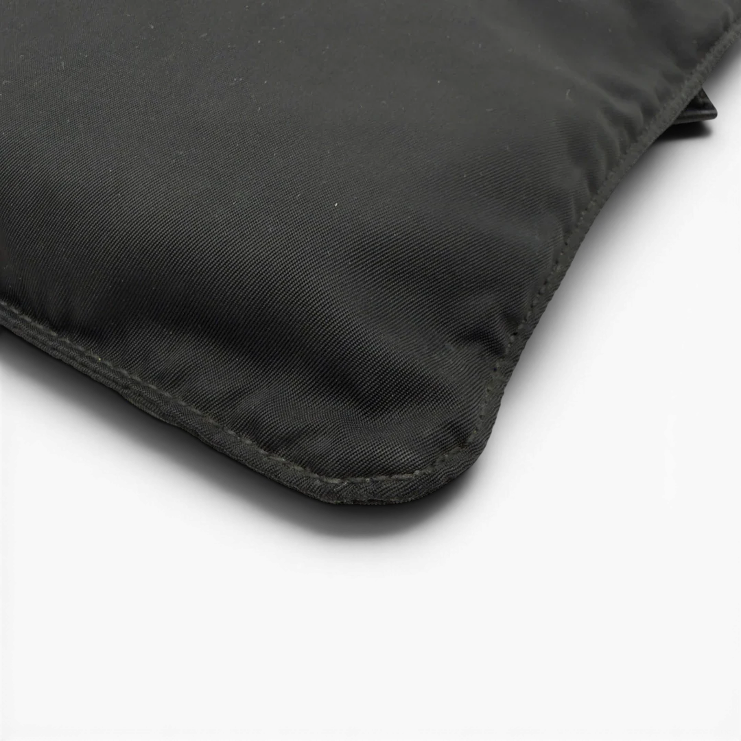 https://cdn.shopify.com/s/files/1/0564/9376/8855/files/Prada_Umhangetasche_basic_aus_Nylon_schwarz_7.webp?v=1782386018