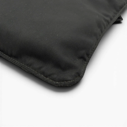 https://cdn.shopify.com/s/files/1/0564/9376/8855/files/Prada_Umhangetasche_basic_aus_Nylon_schwarz_7.webp?v=1782386018