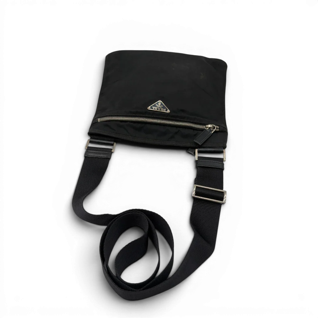 https://cdn.shopify.com/s/files/1/0564/9376/8855/files/Prada_Umhangetasche_basic_aus_Nylon_schwarz_9.webp?v=1782386018