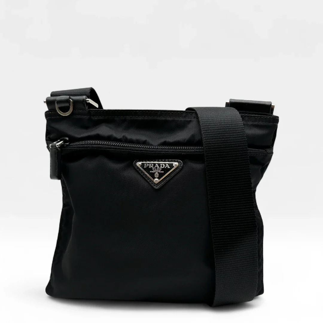 https://cdn.shopify.com/s/files/1/0564/9376/8855/files/Prada_Umhangetasche_basic_aus_Nylon_schwarz_vintage_crossbody8359.webp?v=1758633940