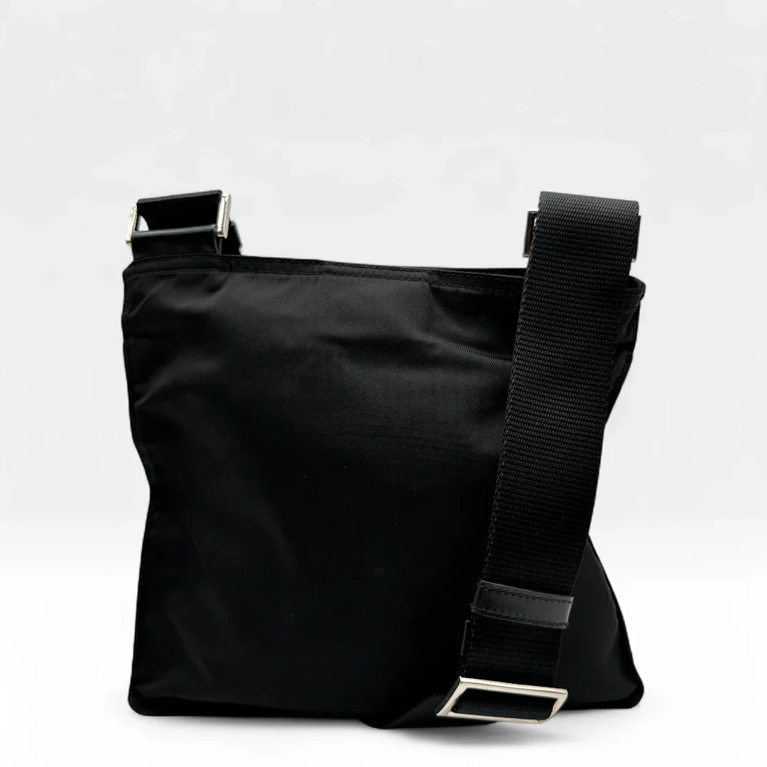 https://cdn.shopify.com/s/files/1/0564/9376/8855/files/Prada_Umhangetasche_basic_aus_Nylon_schwarz_vintage_crossbody8360.webp?v=1758892548
