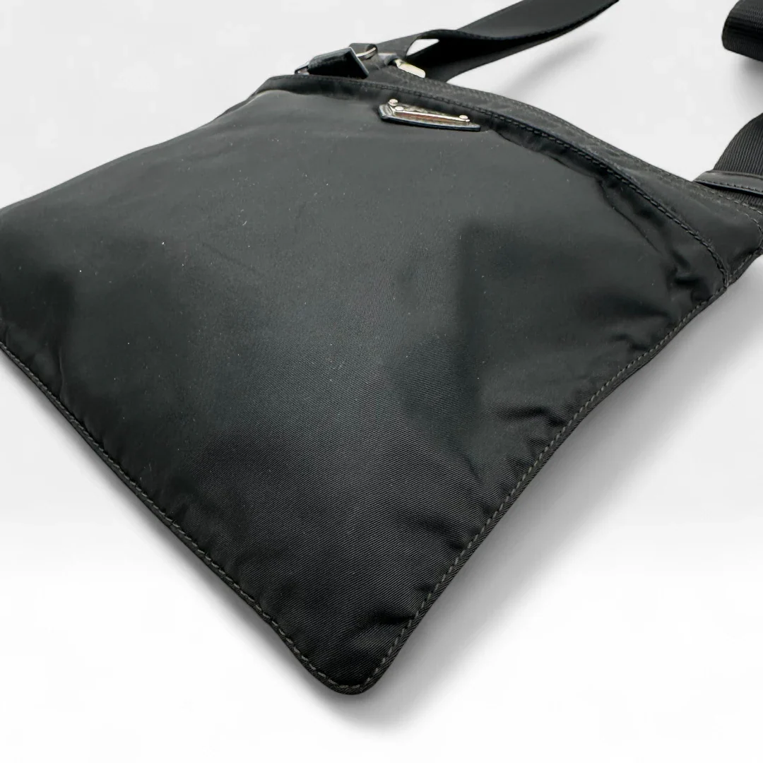 https://cdn.shopify.com/s/files/1/0564/9376/8855/files/Prada_Umhangetasche_basic_aus_Nylon_schwarz_vintage_crossbody8361.webp?v=1758892548
