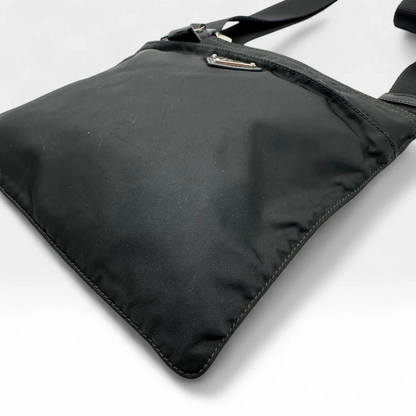 https://cdn.shopify.com/s/files/1/0564/9376/8855/files/Prada_Umhangetasche_basic_aus_Nylon_schwarz_vintage_crossbody8361.webp?v=1758892548