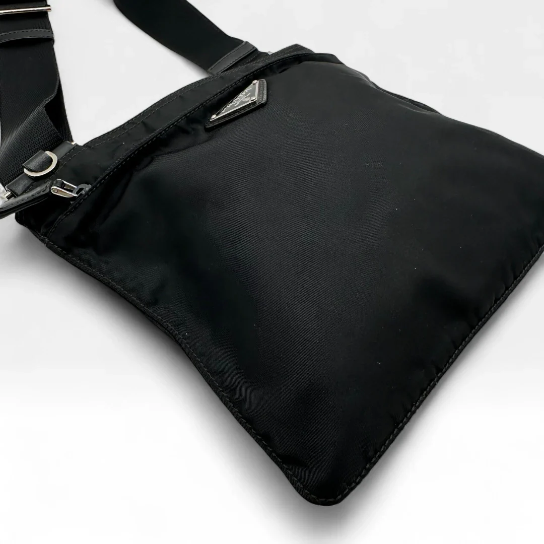https://cdn.shopify.com/s/files/1/0564/9376/8855/files/Prada_Umhangetasche_basic_aus_Nylon_schwarz_vintage_crossbody8362.webp?v=1758892548