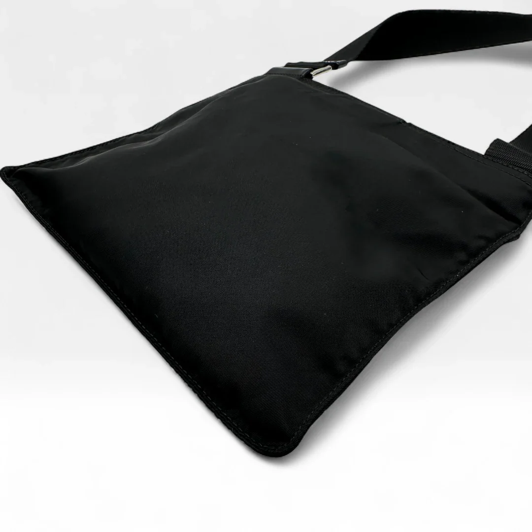 https://cdn.shopify.com/s/files/1/0564/9376/8855/files/Prada_Umhangetasche_basic_aus_Nylon_schwarz_vintage_crossbody8363.webp?v=1758892548